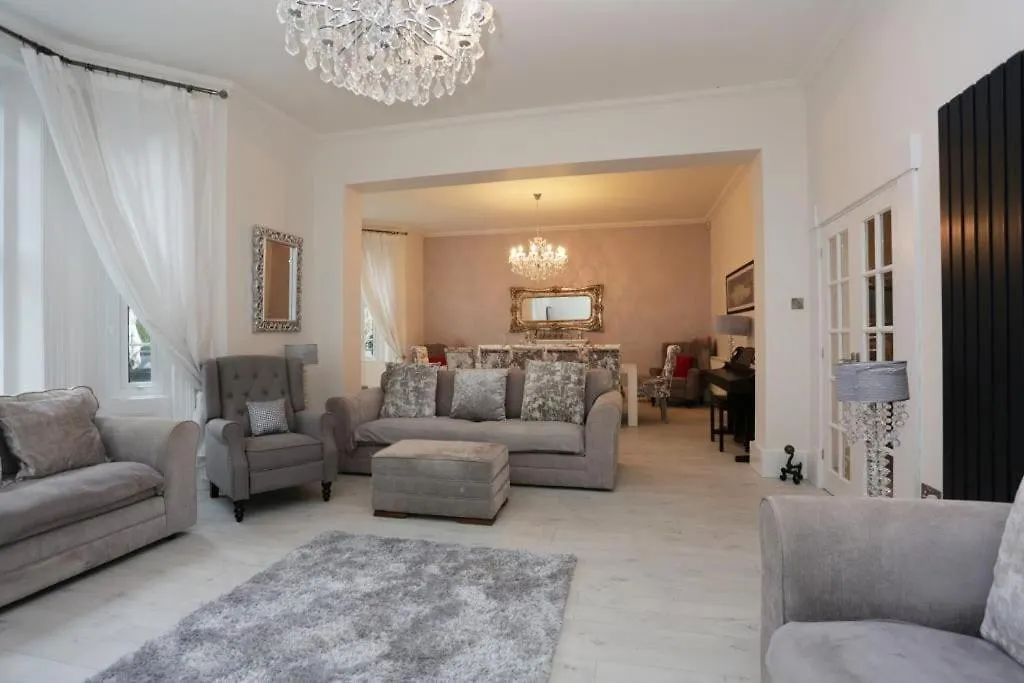 Bournecoast: Manor House-Pool-Spa-Cinema Room-8399 Bournemouth 0*,  Velká Británie